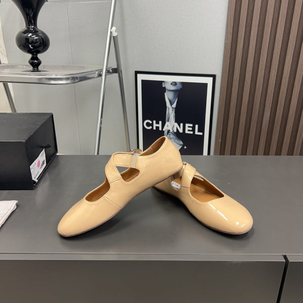 Alaila Criss Cross Ballet Flats In Beige Glossy Calfskin 996031