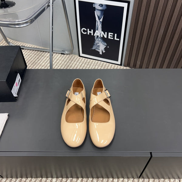 Alaila Criss Cross Ballet Flats In Beige Glossy Calfskin 996031