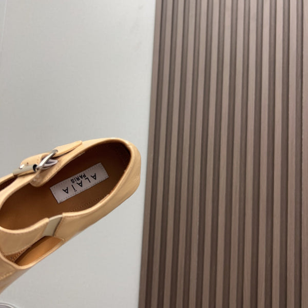 Alaila Criss Cross Ballet Flats In Beige Glossy Calfskin 996031