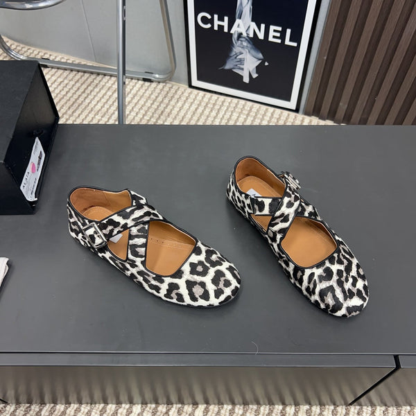 Alaila Criss Cross Ballet Flats In White Lambskin 996057