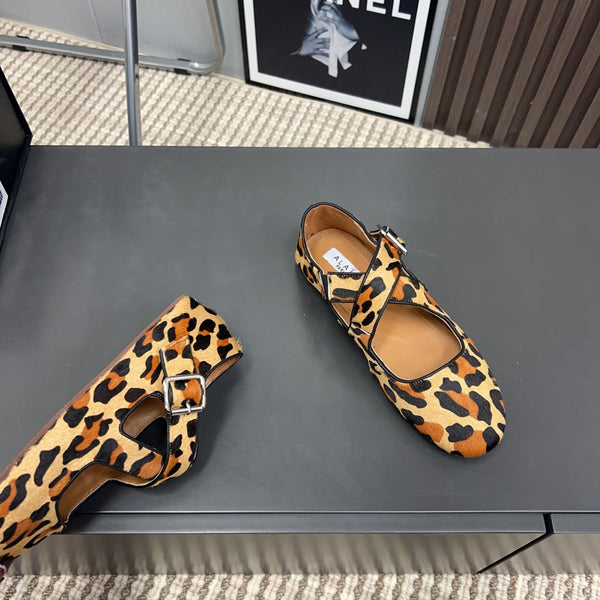 Alaila Criss Cross Ballet Flats In Beige Lambskin 996059