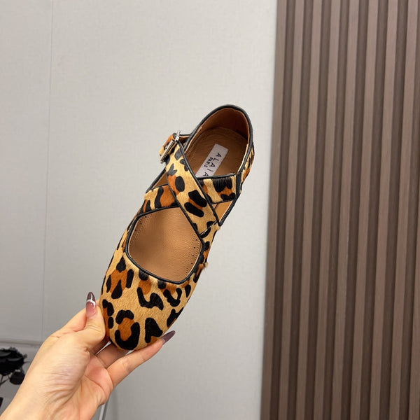 Alaila Criss Cross Ballet Flats In Beige Lambskin 996059