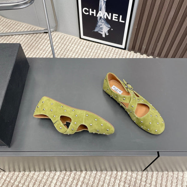 Alaia 2025 Criss Cross con borchie Ballerine in camoscio verde avocado 293209