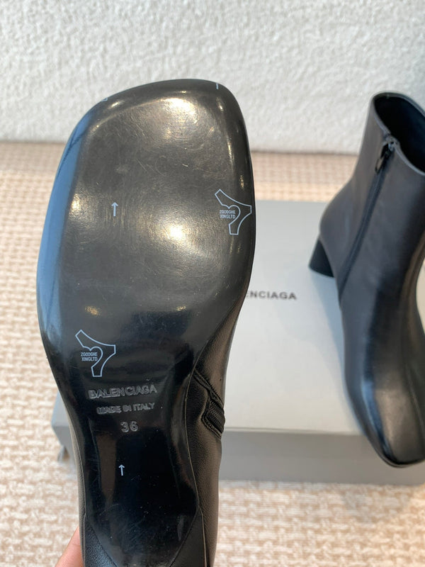 ANKLE BOOTS IN BLACK LOGO EMBOSSED SOFT SHEEPSKIN