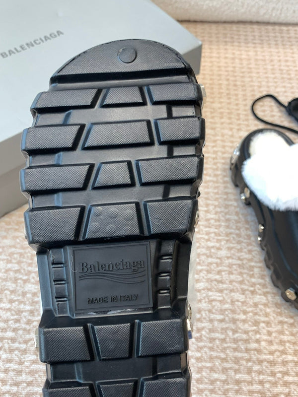 PLATFORM MULES IN BLACK RUBBER MIX RABBIT FUR SILVER HARDWARE