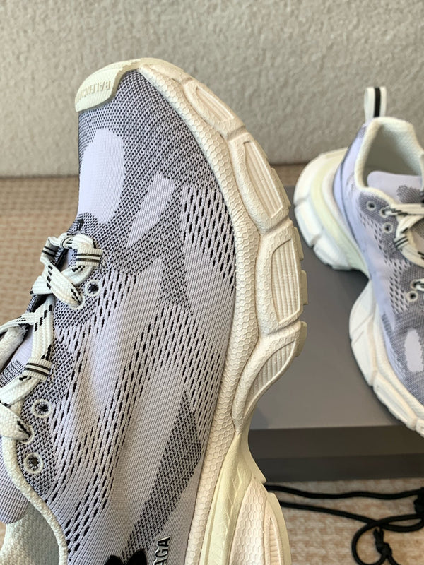 UNDER ARMOUR 3XL KNIT SNEAKER IN LIGHT GRAY WHITE AND BLACK POLYESTER