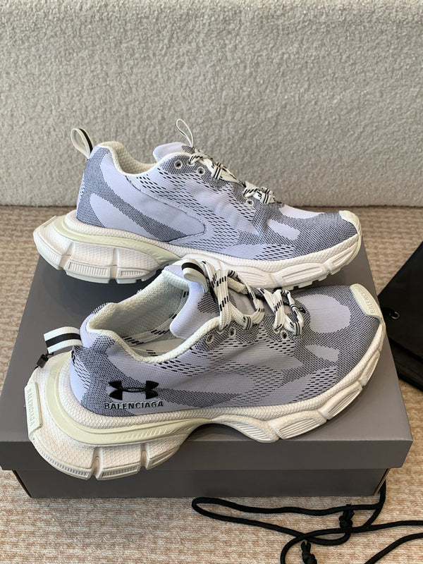 UNDER ARMOUR 3XL KNIT SNEAKER IN LIGHT GRAY WHITE AND BLACK POLYESTER