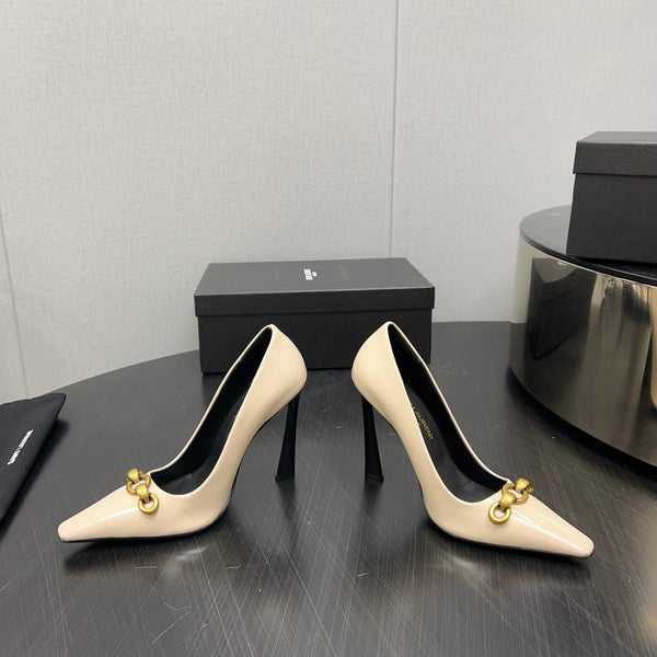 HIGH PUMPS IN CREAM GLOSSY CALFSKIN ATTACHED GOLD CHAIN