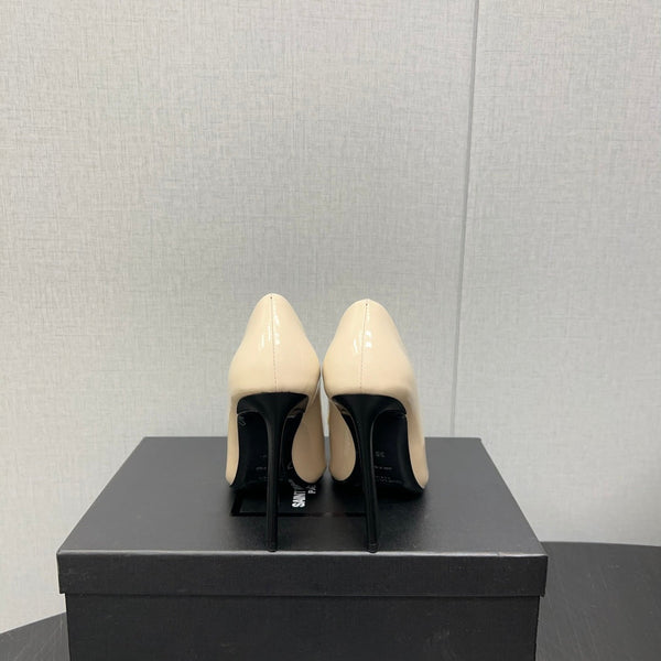 HIGH PUMPS IN CREAM GLOSSY CALFSKIN ATTACHED GOLD CHAIN