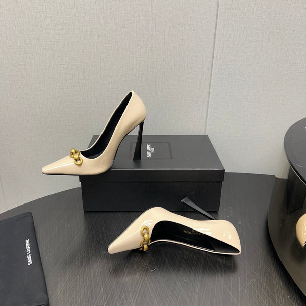 HIGH PUMPS IN CREAM GLOSSY CALFSKIN ATTACHED GOLD CHAIN