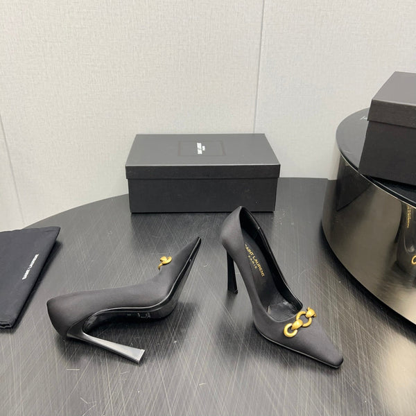 HIGH PUMPS IN BLACK SILK ATTACHED GOLD CHAIN