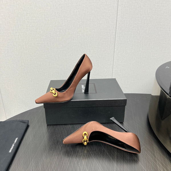 HIGH PUMPS IN TOFFEE BROWN SILK ATTACHED GOLD CHAIN