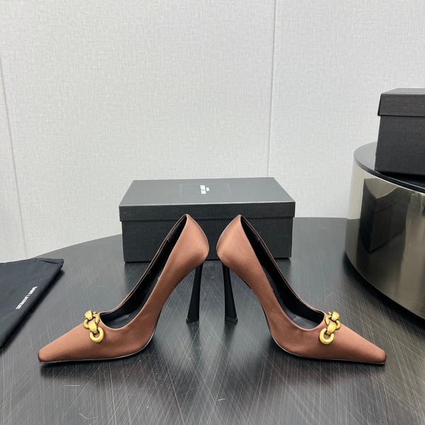 HIGH PUMPS IN TOFFEE BROWN SILK ATTACHED GOLD CHAIN