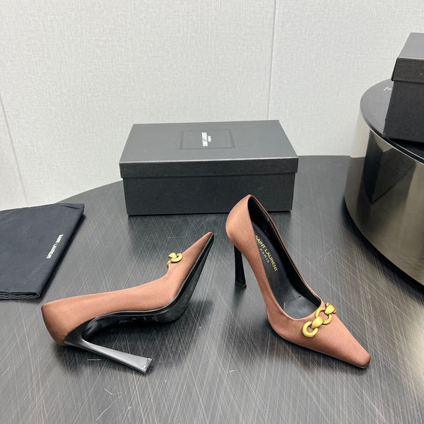 HIGH PUMPS IN TOFFEE BROWN SILK ATTACHED GOLD CHAIN