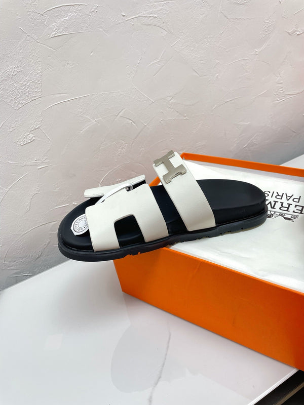 SANDALO CYPRUS IN PELLE DI AGNELLO BIANCA CON FIBBIA A H