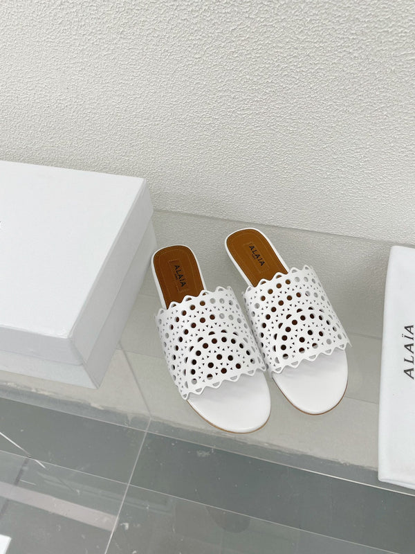 ALAIA VIENNE FLAT MULES IN WHITE LAMBSKIN