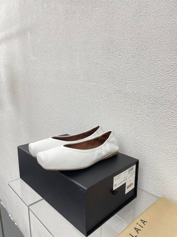 ALAIA BALLET FLATS IN WHITE CALFSKIN