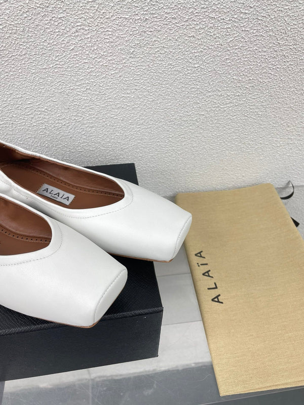 ALAIA BALLET FLATS IN WHITE CALFSKIN