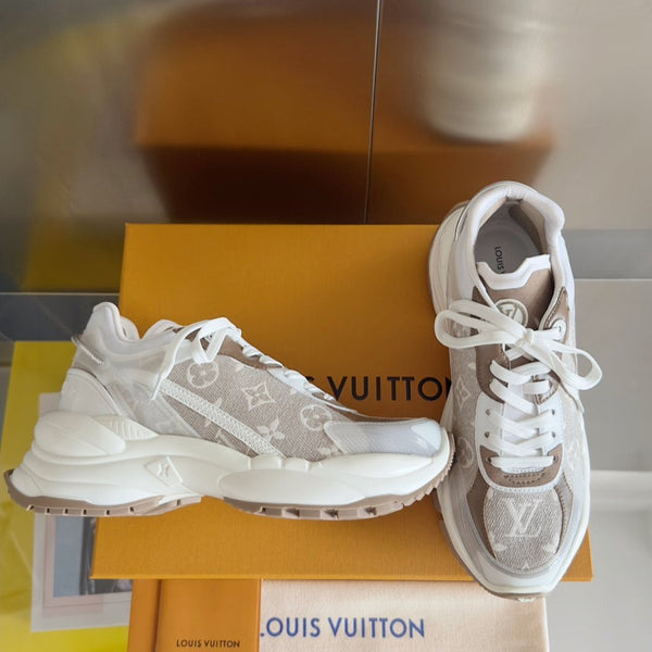 Sneaker LV Run 55 da 55 mm in tessuto jacquard monogrammato bianco misto marrone