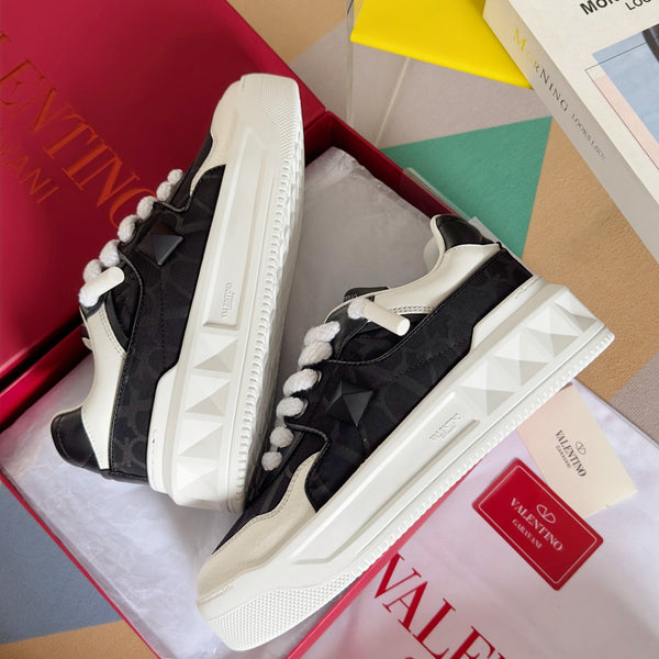 LOW-TOP SNEAKER IN WHITE NAPPA LEATHER AND BLACK MONOGRAM TOILE ICONOGRAPHE FABRIC