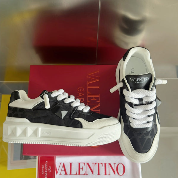 LOW-TOP SNEAKER IN WHITE NAPPA LEATHER AND BLACK MONOGRAM TOILE ICONOGRAPHE FABRIC