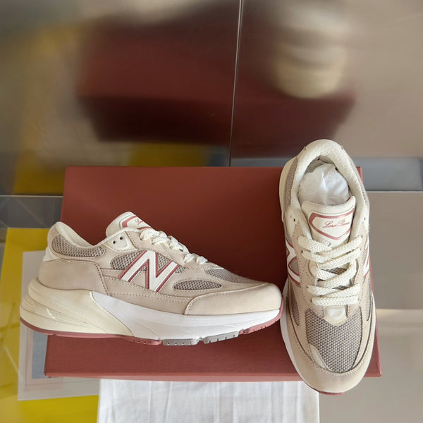 Sneaker LP x NB 990v6 45mm in pelle di vitello e tessuto a rete bianco grigio rosa scuro