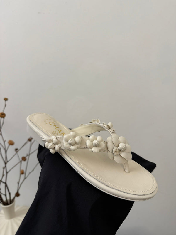 CC 25 Flower Thong Slippers White Cowhide 233415