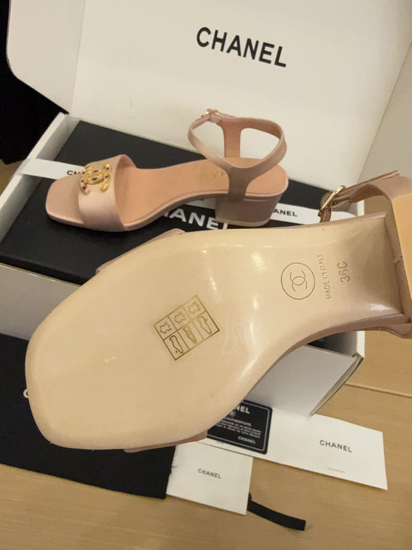 Sandali con tacco alto CC 25 40 in raso color salmone e pelle di pecora con punta quadrata 277712