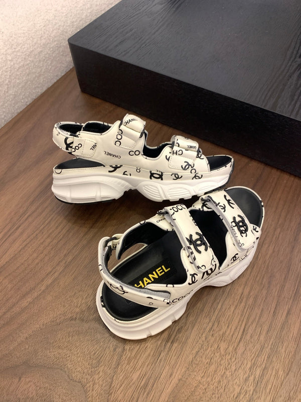 Sandali con punta CC in pelle bianca con motivo camelia 299536