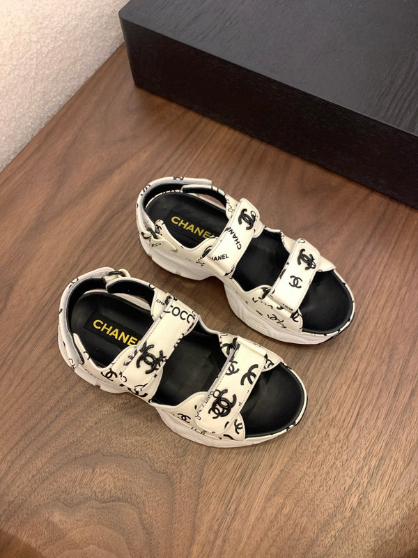 Sandali con punta CC in pelle bianca con motivo camelia 299536