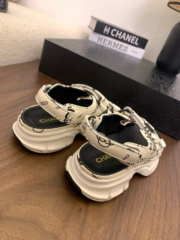 Sandali con punta CC in pelle bianca con motivo camelia 299536