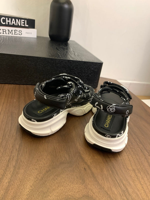 Sandali con punta CC in pelle nera con motivo camelia 299539