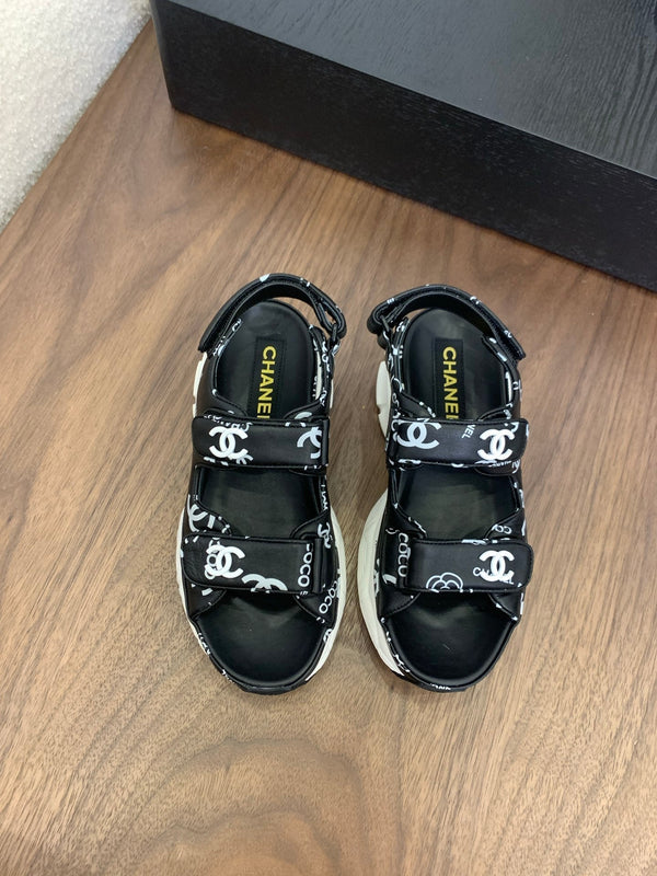 Sandali con punta CC in pelle nera con motivo camelia 299539