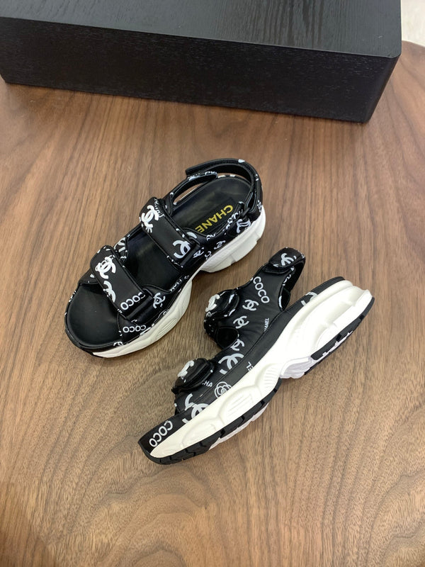 Sandali con punta CC in pelle nera con motivo camelia 299539