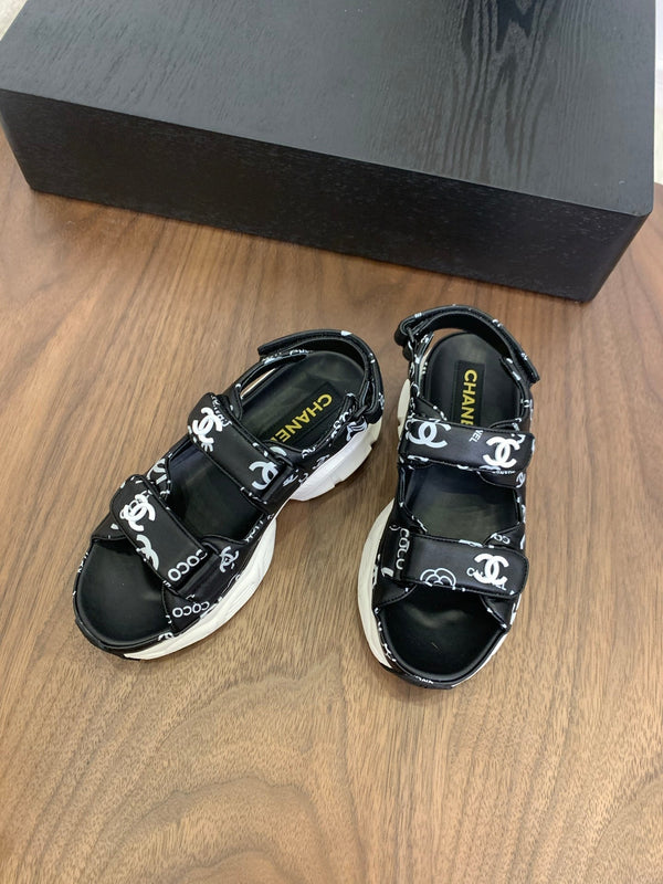 Sandali con punta CC in pelle nera con motivo camelia 299539