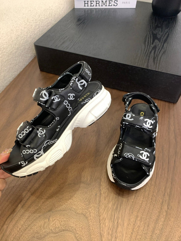 Sandali con punta CC in pelle nera con motivo camelia 299539