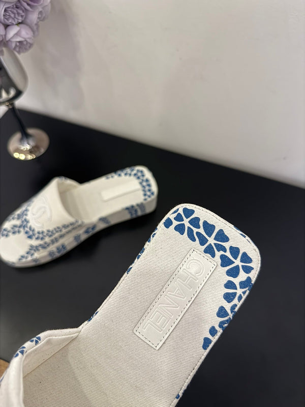 CC 25 Flower Slippers White Blue Fabric 330772