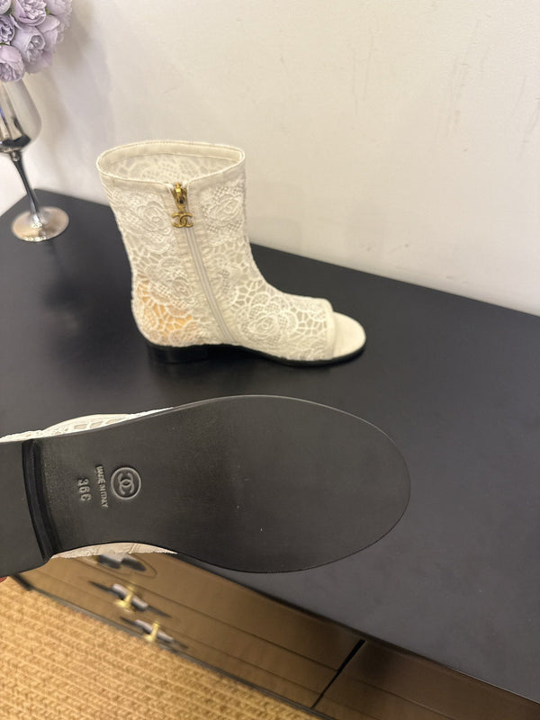 CC 25 Short Boot White Mesh 354925