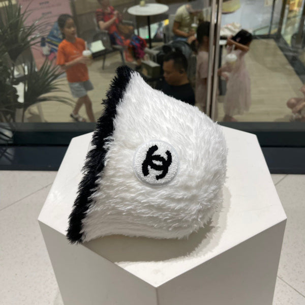 BUCKET HAT IN WHITE MIX BLACK LAMB FUR 420891
