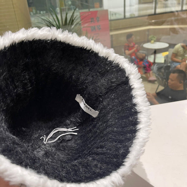 CAPPELLO A SECCHIELLO IN PELLICCIA DI AGNELLO BIANCO E NERO 420892