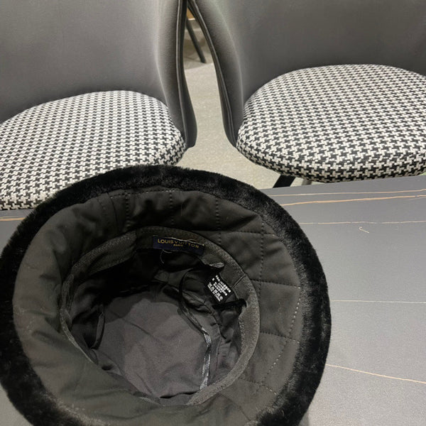 KNITTED BUCKET HAT IN BLACK COTTON AND LAMB FUR 420923