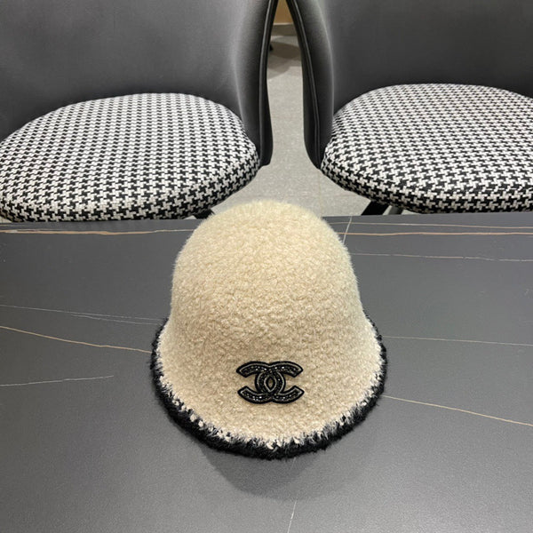 CAPPELLO A SECCHIELLO IN LANA DI AGNELLO BEIGE CREMA 426106