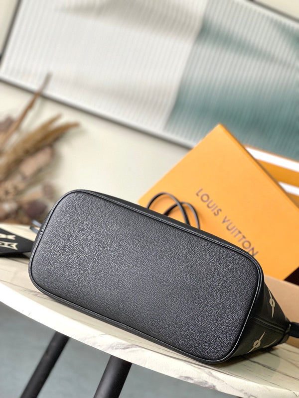 NEVERFULL MM 31 IN PELLE CON STAMPA MONOGRAMMA NERO CREMA