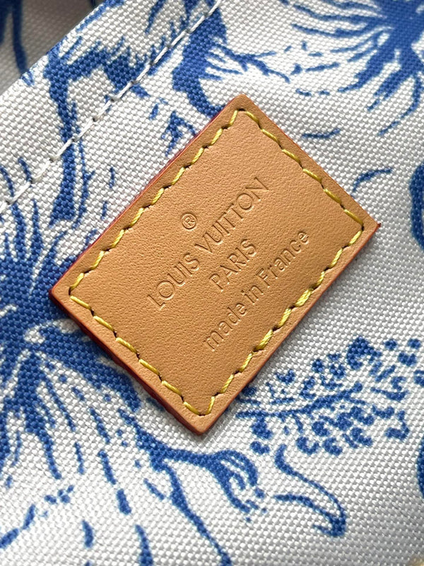 ONTHEGO EAST WEST 25 IN TELA CON PIASTRELLE MONOGRAMMA BLU LAGUNA