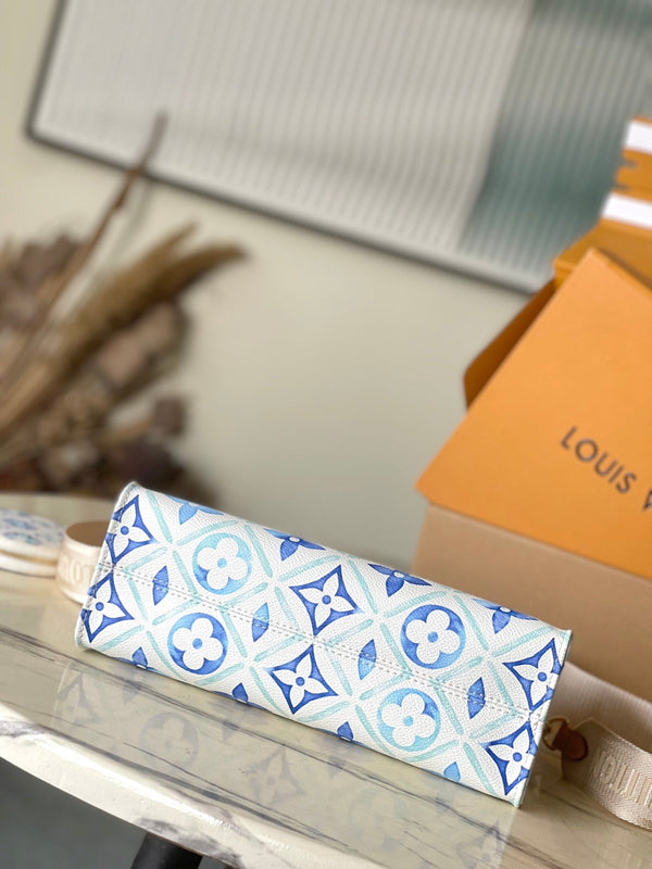 ONTHEGO EAST WEST 25 IN TELA CON PIASTRELLE MONOGRAMMA BLU LAGUNA