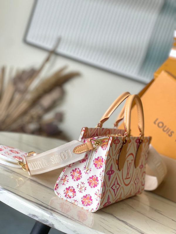 ONTHEGO EAST WEST 25 IN TELA CON PIASTRELLE MONOGRAMMA CORALLO