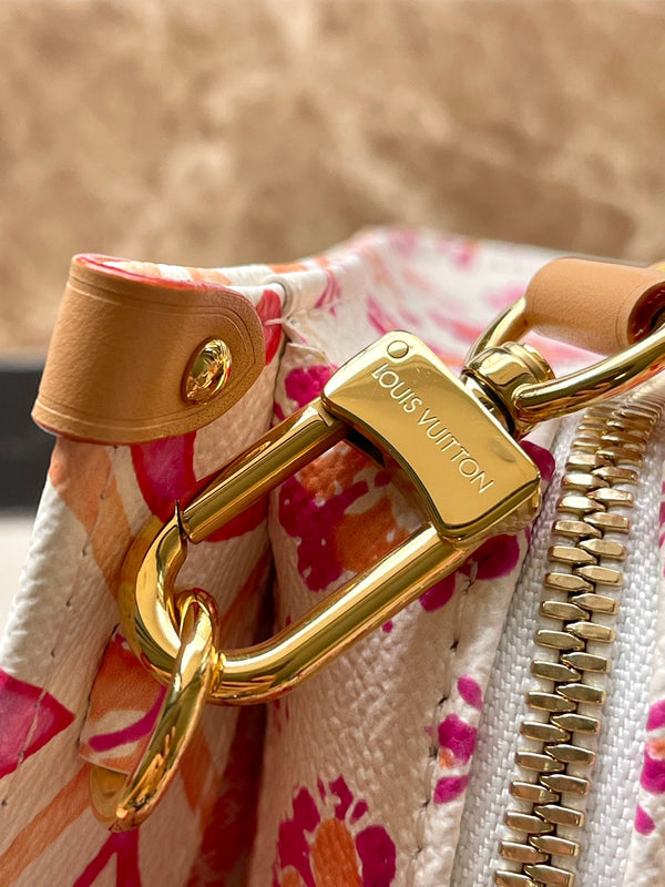 ONTHEGO EAST WEST 25 IN TELA CON PIASTRELLE MONOGRAMMA CORALLO