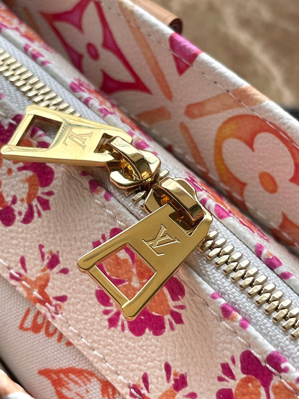 ONTHEGO EAST WEST 25 IN TELA CON PIASTRELLE MONOGRAMMA CORALLO