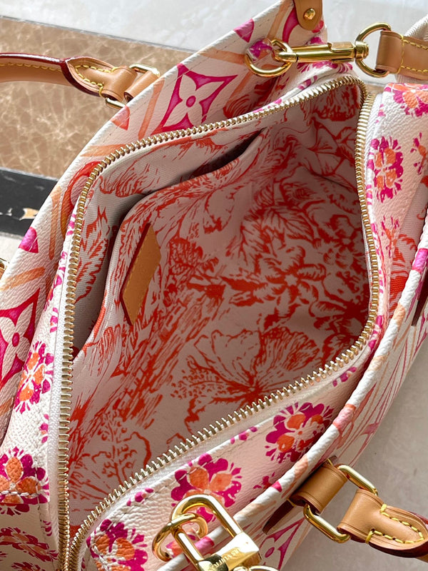 ONTHEGO EAST WEST 25 IN TELA CON PIASTRELLE MONOGRAMMA CORALLO