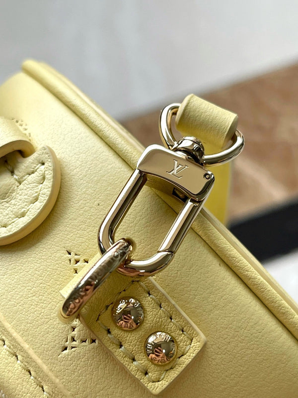 MINI CAPPELLIERA SCATOLA 13 IN PELLE DI VITELLO TRAFORATA CON MONOGRAMMA GIALLO BANANA